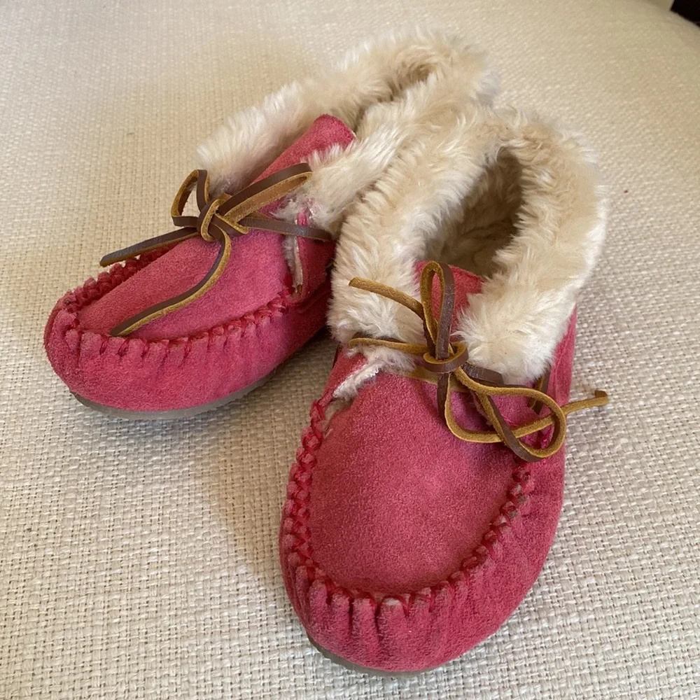 MINNETONKA Pink Suede Charley Slippers Size 1